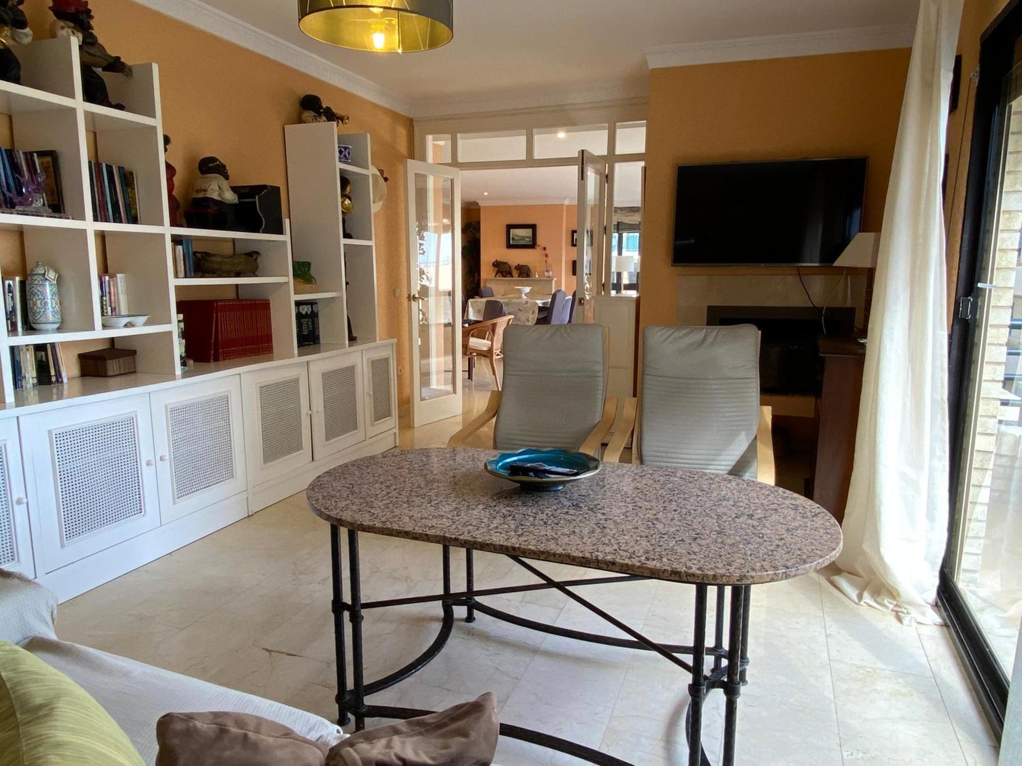 4 Bedroom Close By In Appartement *